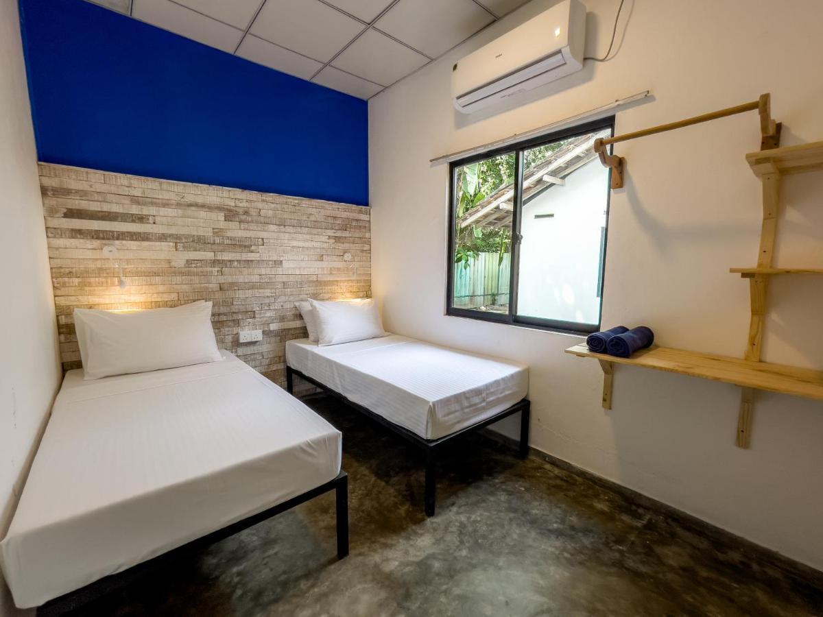 Lost & Found Hostel Уелигама Екстериор снимка
